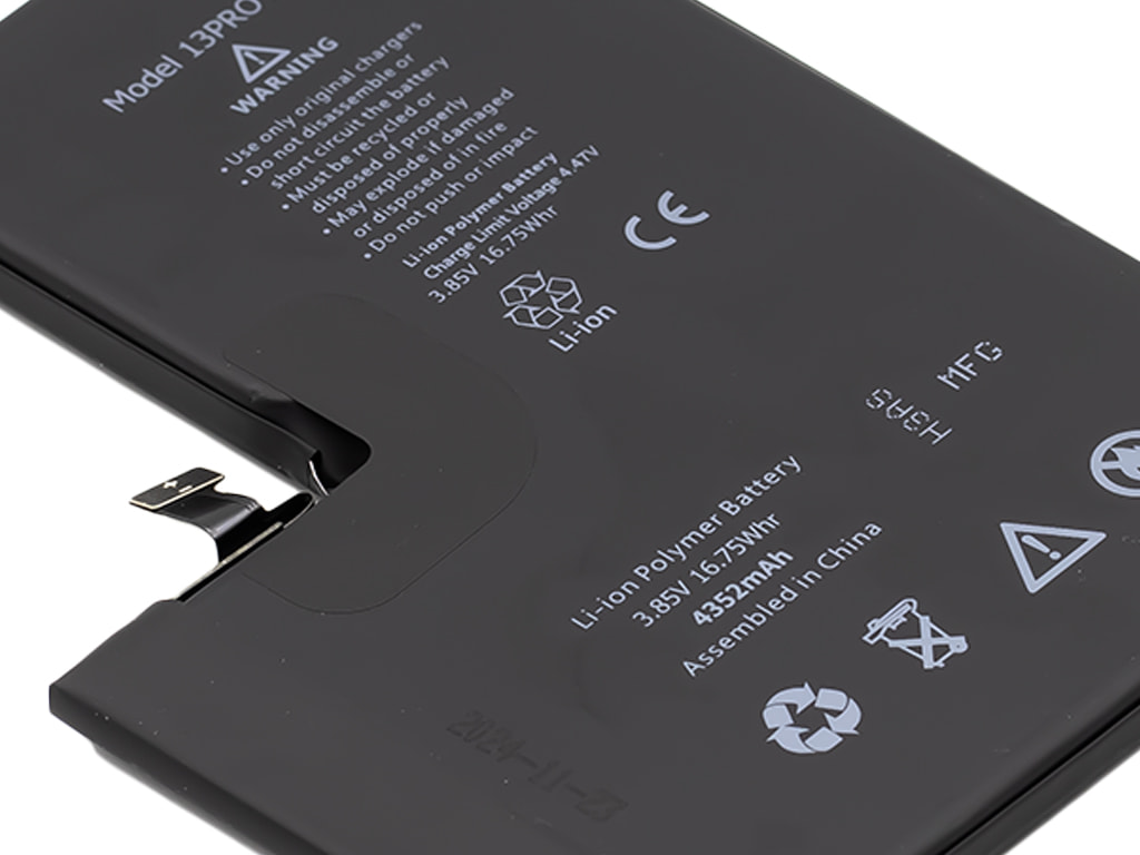 Připravená výměna baterie iPhone 13 Pro Max – náhradní díl vedle zařízení